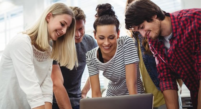 Pessoas olhando para uma tela de notebook